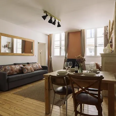 By Homy Apartment *